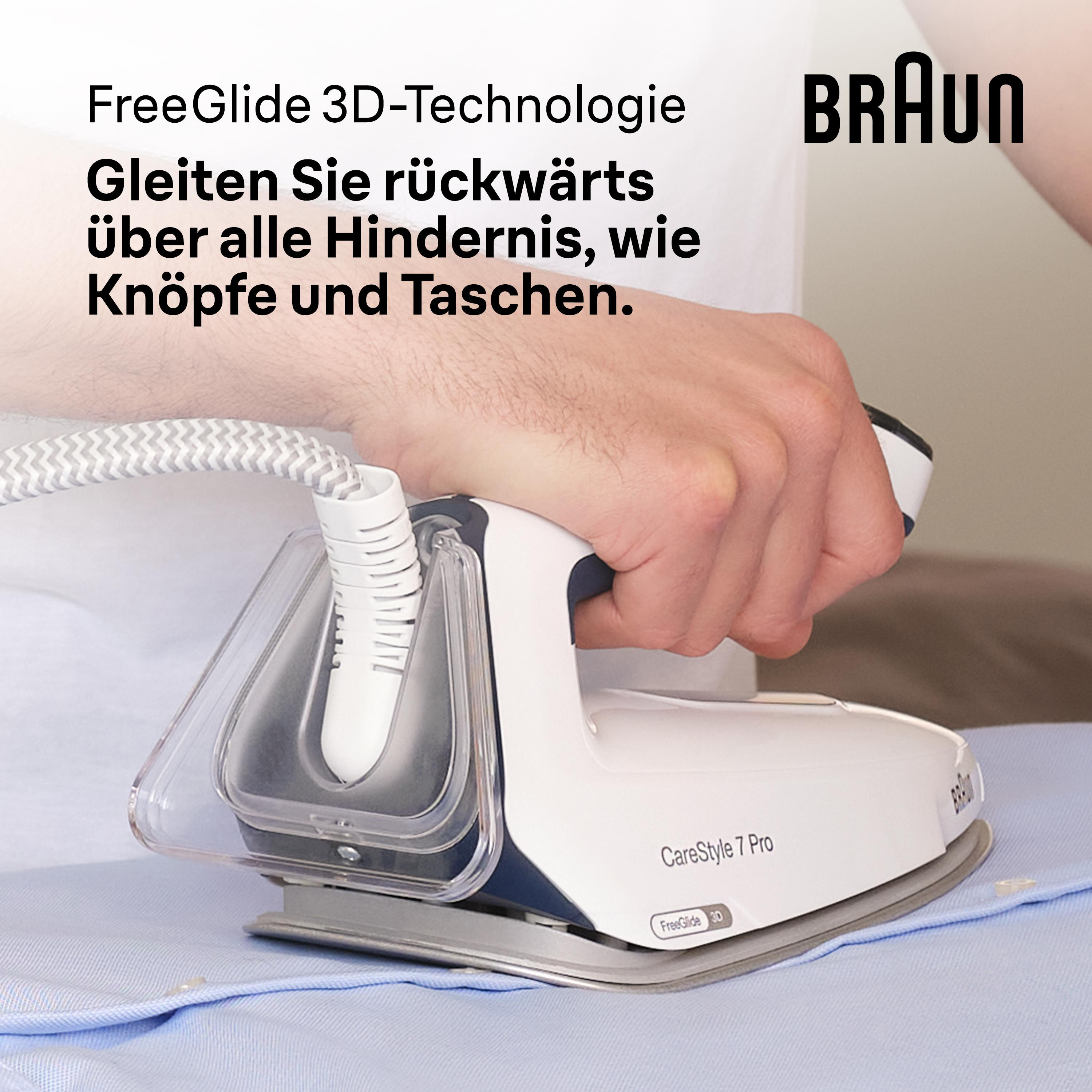 Eine Hand bügelt mit einem Bügeleisen ein blaues Hemd, mit Text und Branding.