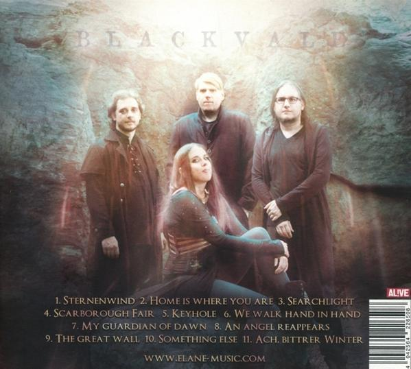 Albumcover mit Bandfoto. Die Band ist Blackvalle, mit vier Mitgliedern im Bild.