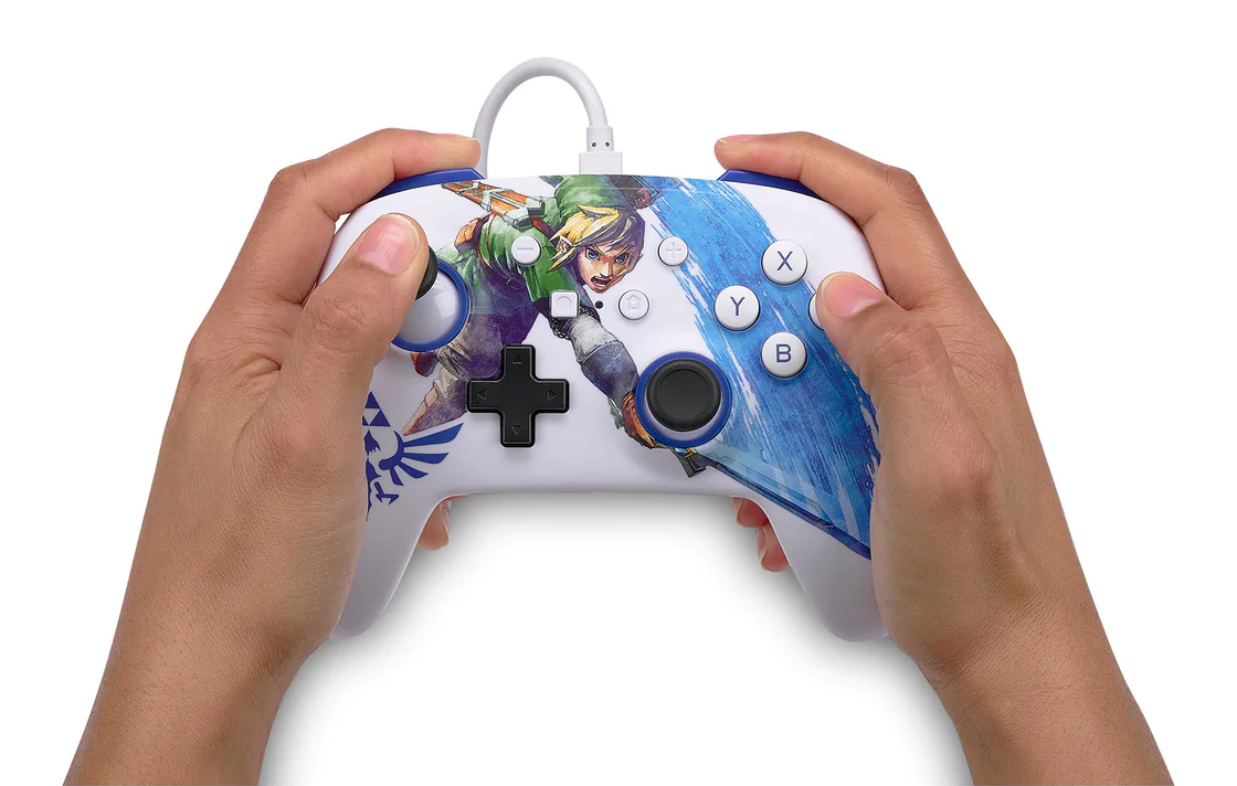 Hände halten einen weiß-blauen Nintendo Switch-Controller mit Link-Design aus The Legend of Zelda.