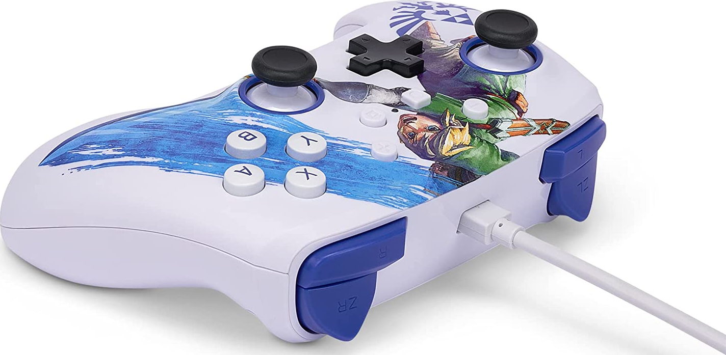 Weiß-blauer Videospiel-Controller mit eingestecktem Ladekabel.