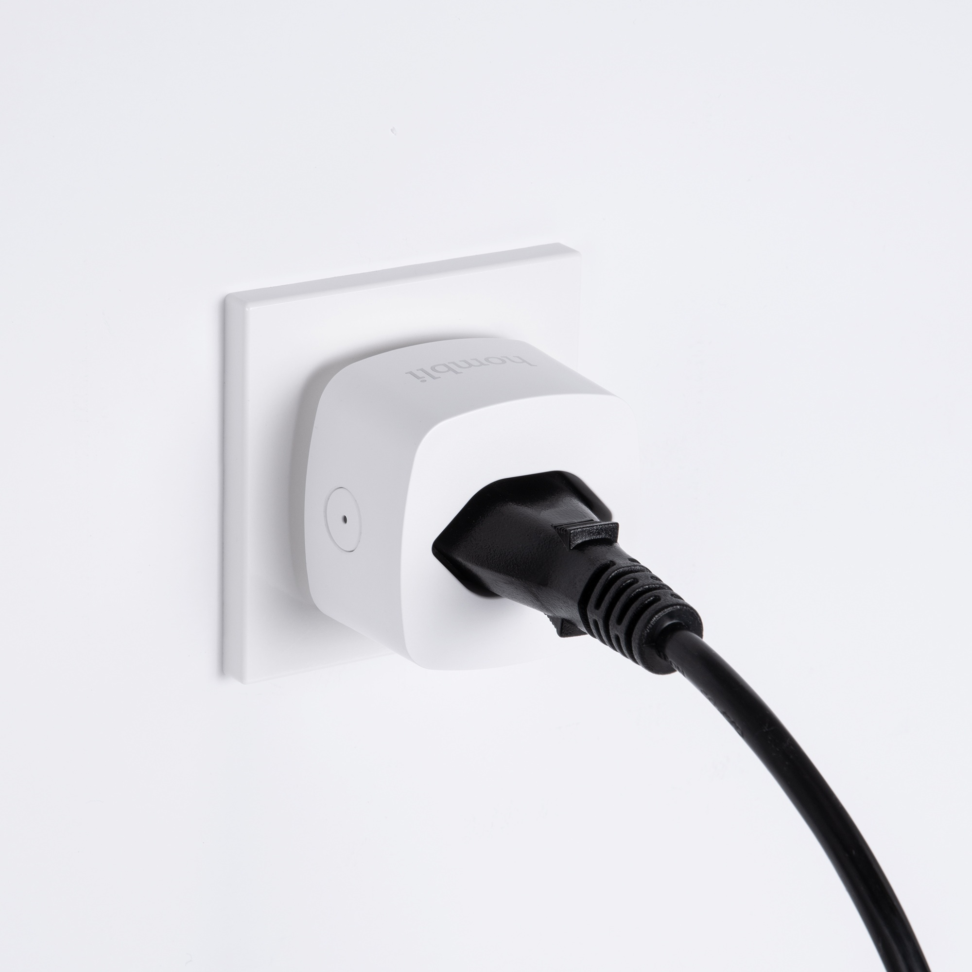 Une prise intelligente blanche avec une prise noire insérée dans une prise murale.