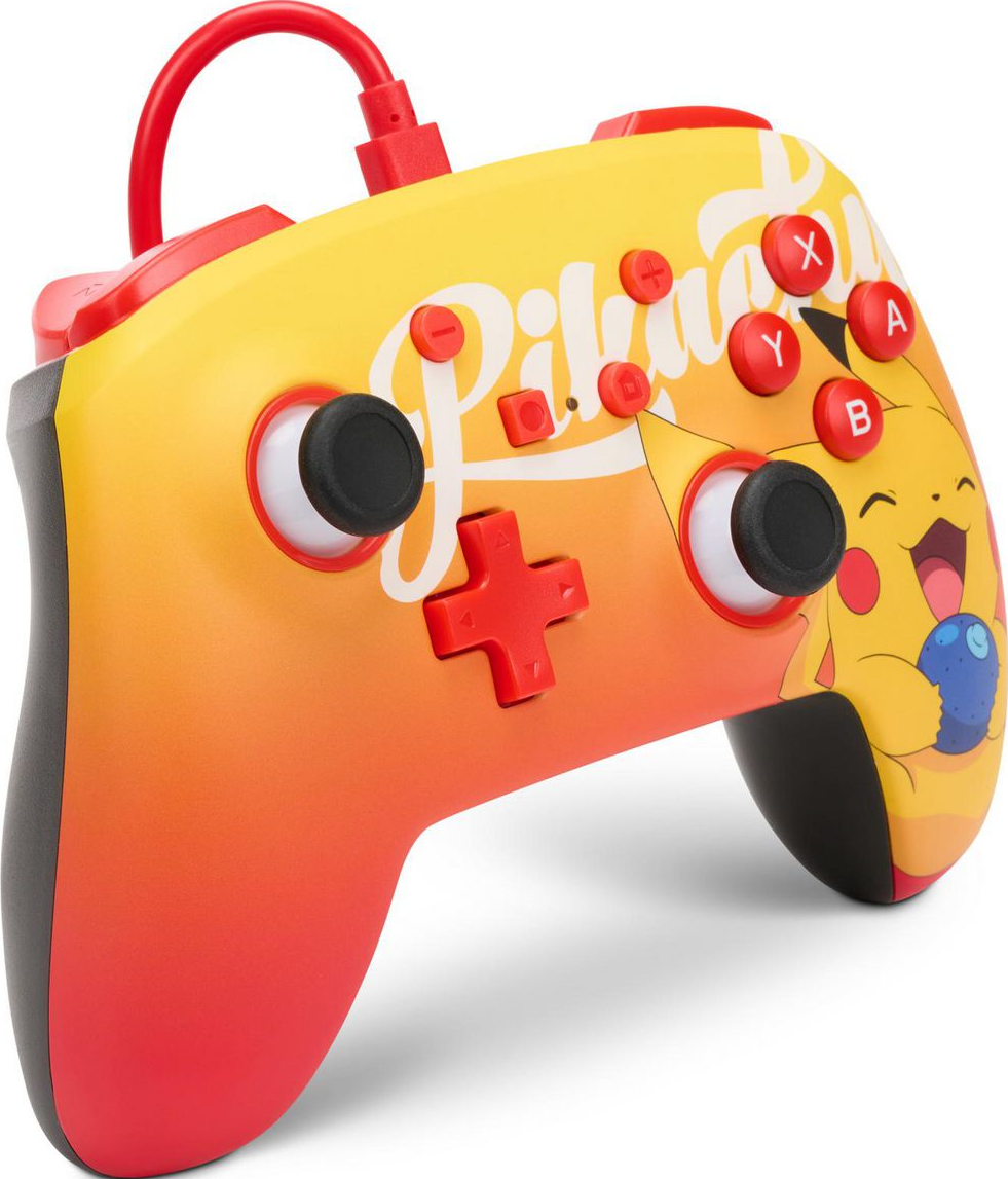 Ein Spielcontroller im Pikachu-Design mit einem gelb-roten Farbverlauf. Mit Knöpfen, Joysticks und einem Ladekabel. Pikachu lächelt.
