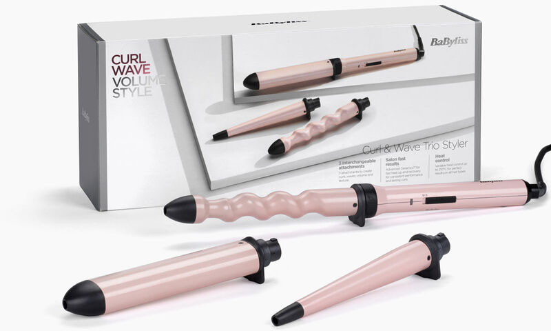 Egy BaByliss Curl & Wave Trio Styler doboz rózsaszín hajcsavarókkal és tartozékokkal, fehér háttérrel.