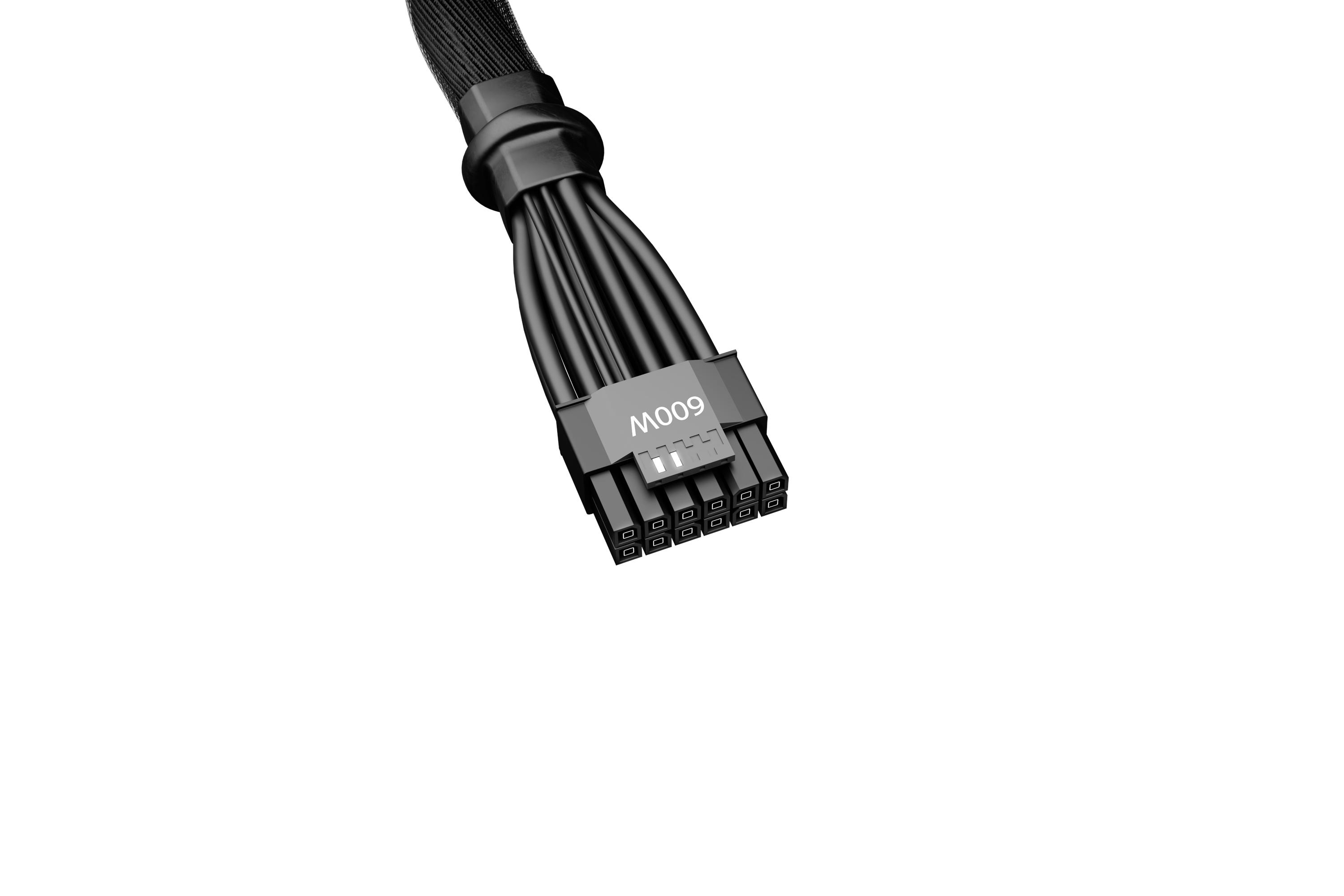 Nahaufnahme eines schwarzen Computer-Netzkabels mit Stecker, isoliert auf weißem Hintergrund.