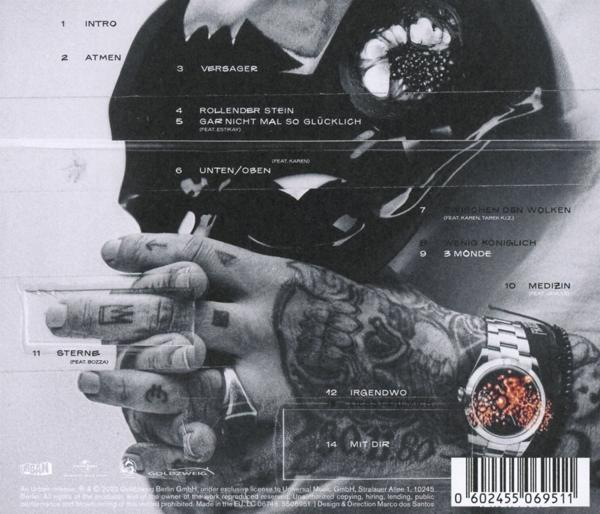 Albumcover mit einer tätowierten Hand, die eine Uhr hält, und dem Gesicht einer dunklen Figur mit weißen Titeln.