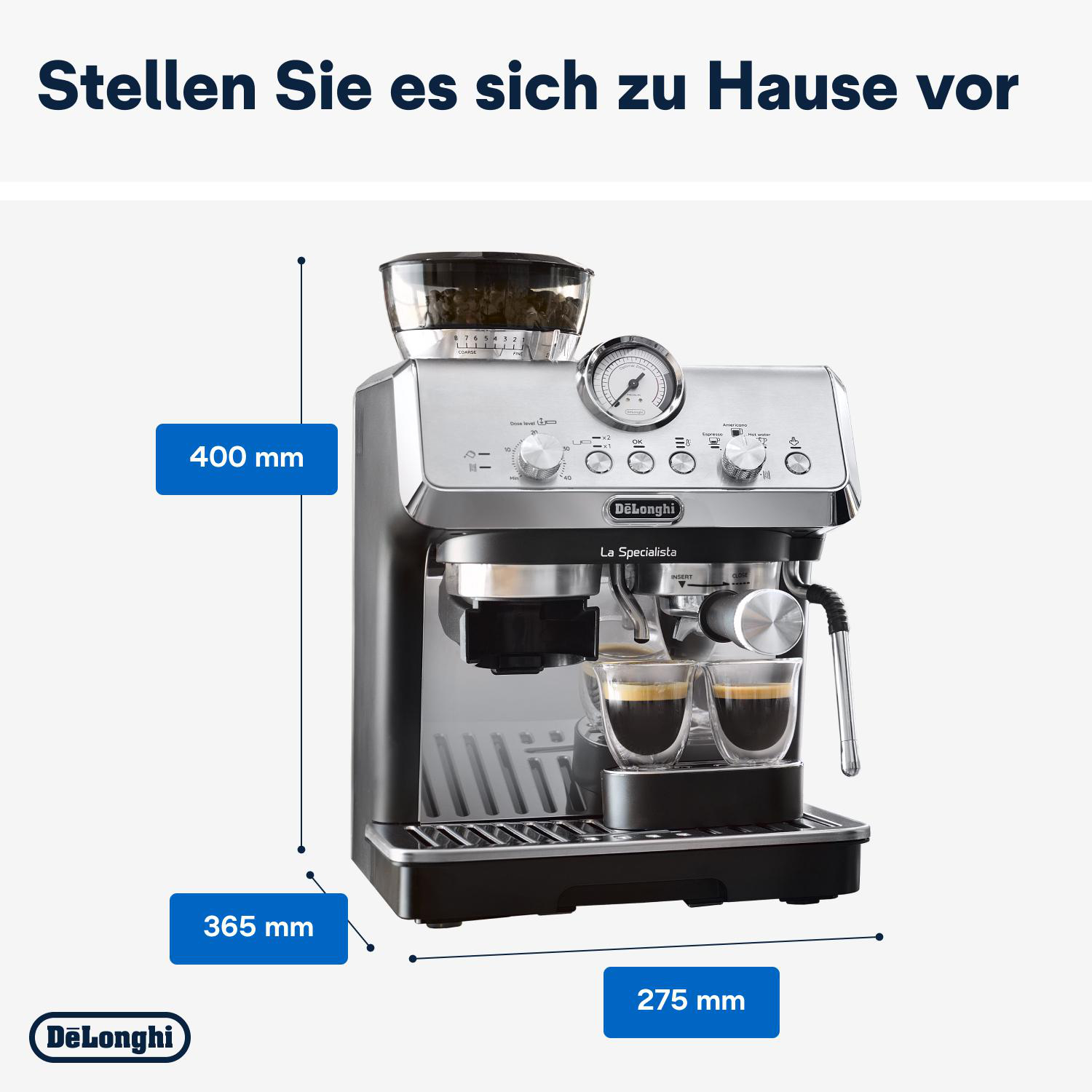 Espressomaschine, Abmessungen sichtbar. Maschine ist silber und schwarz, mit zwei Tassen darunter.