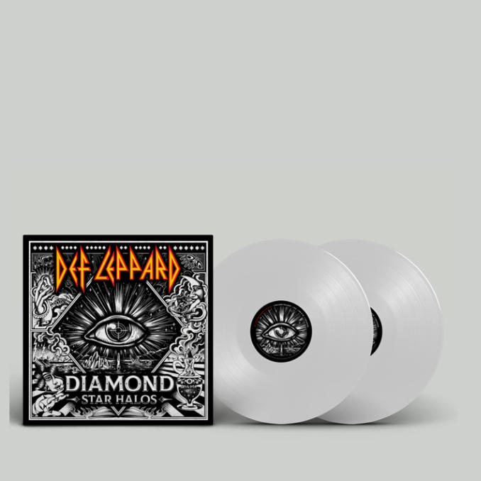 Zwei weiße Schallplatten neben einem Albumcover mit Def Leppard-Design auf weißem Hintergrund.