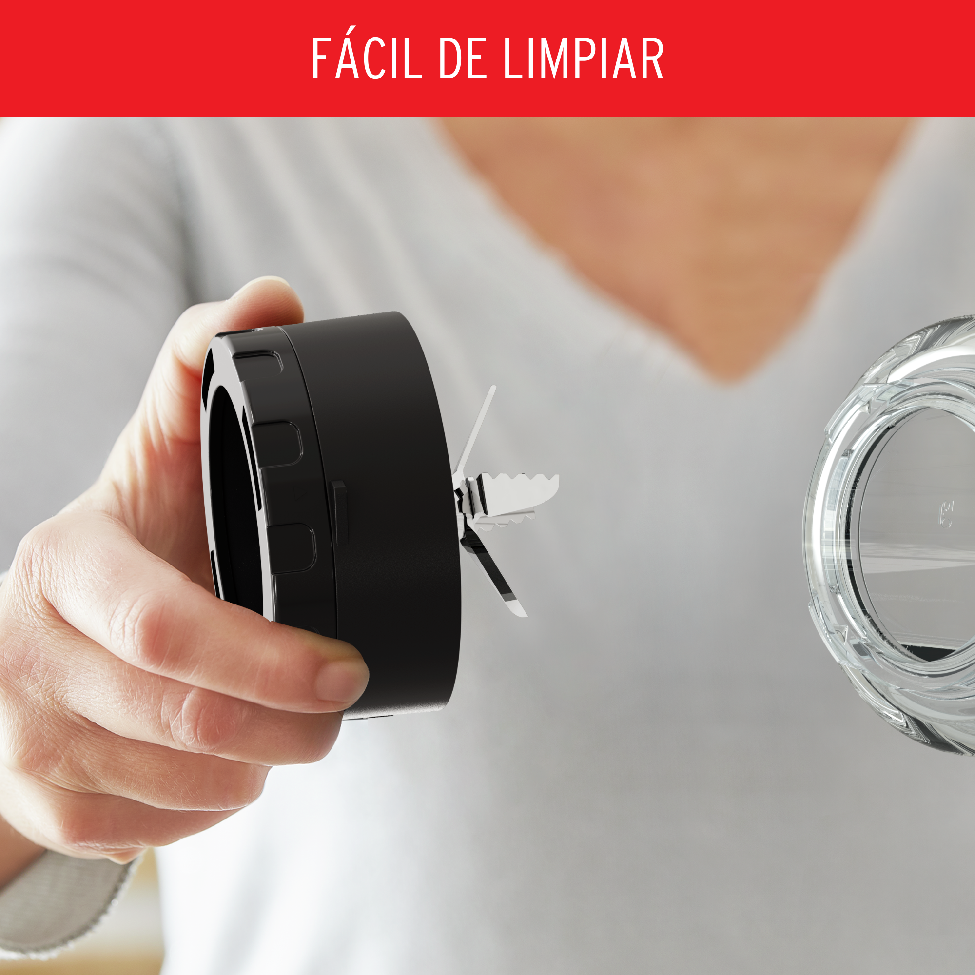 Una persona sostiene un recipiente negro para la cuchilla de la licuadora.