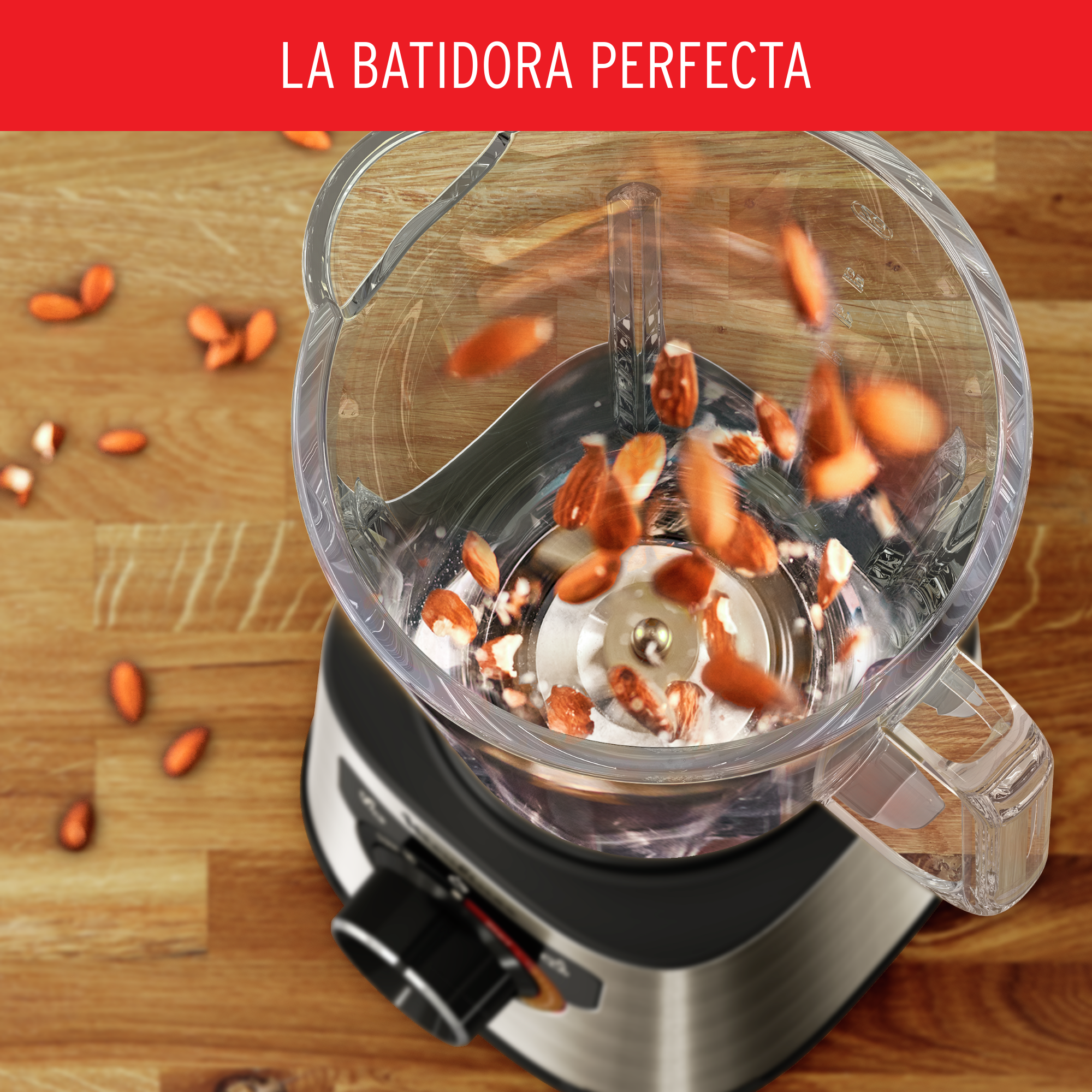 Licuadora con almendras en movimiento. Texto: LA BATIDORA PERFECTA (La licuadora perfecta).