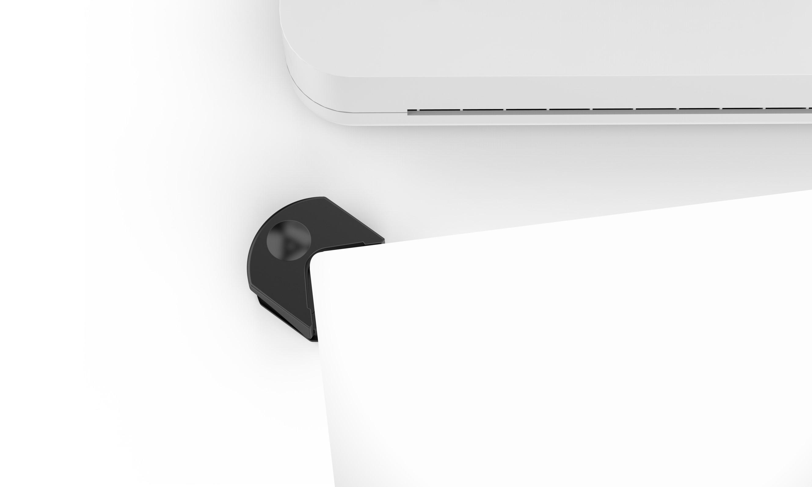 Weißes Papier, gehalten von einer schwarzen Büroklammer, mit weißem Hintergrund und Druckerteil.