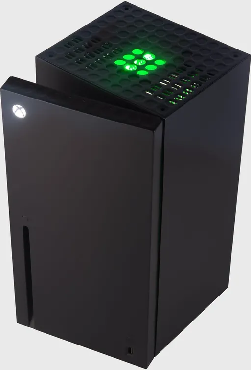 Schwarze Xbox Series X Konsole. Die Tür ist geöffnet, zeigt grüne Lichter. Weißes Xbox-Logo.