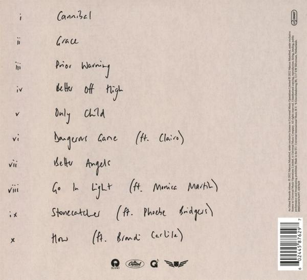 Liste de chansons manuscrite sur fond beige.