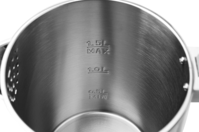 A vízforraló belsejének közeli képe, amely a 0,5L, 1,0L és 1,5L vízszintjelzőket mutatja.