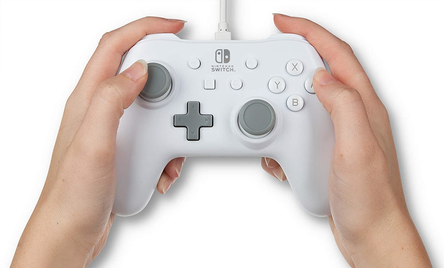 Hände halten einen weißen Nintendo Switch-Controller mit grauen Knöpfen.