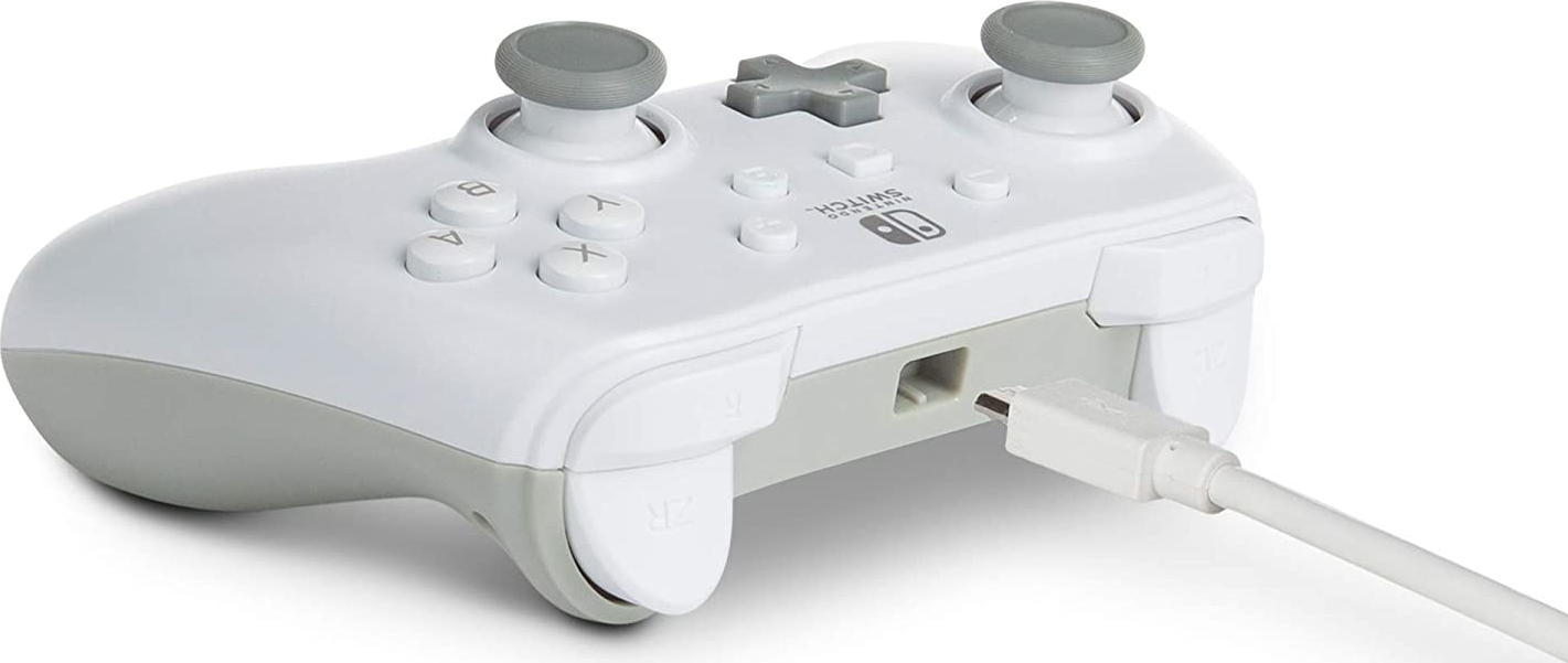 Weißer Switch-Controller mit grauen Tasten. Ein Ladekabel ist an der Unterseite des Controllers angeschlossen.