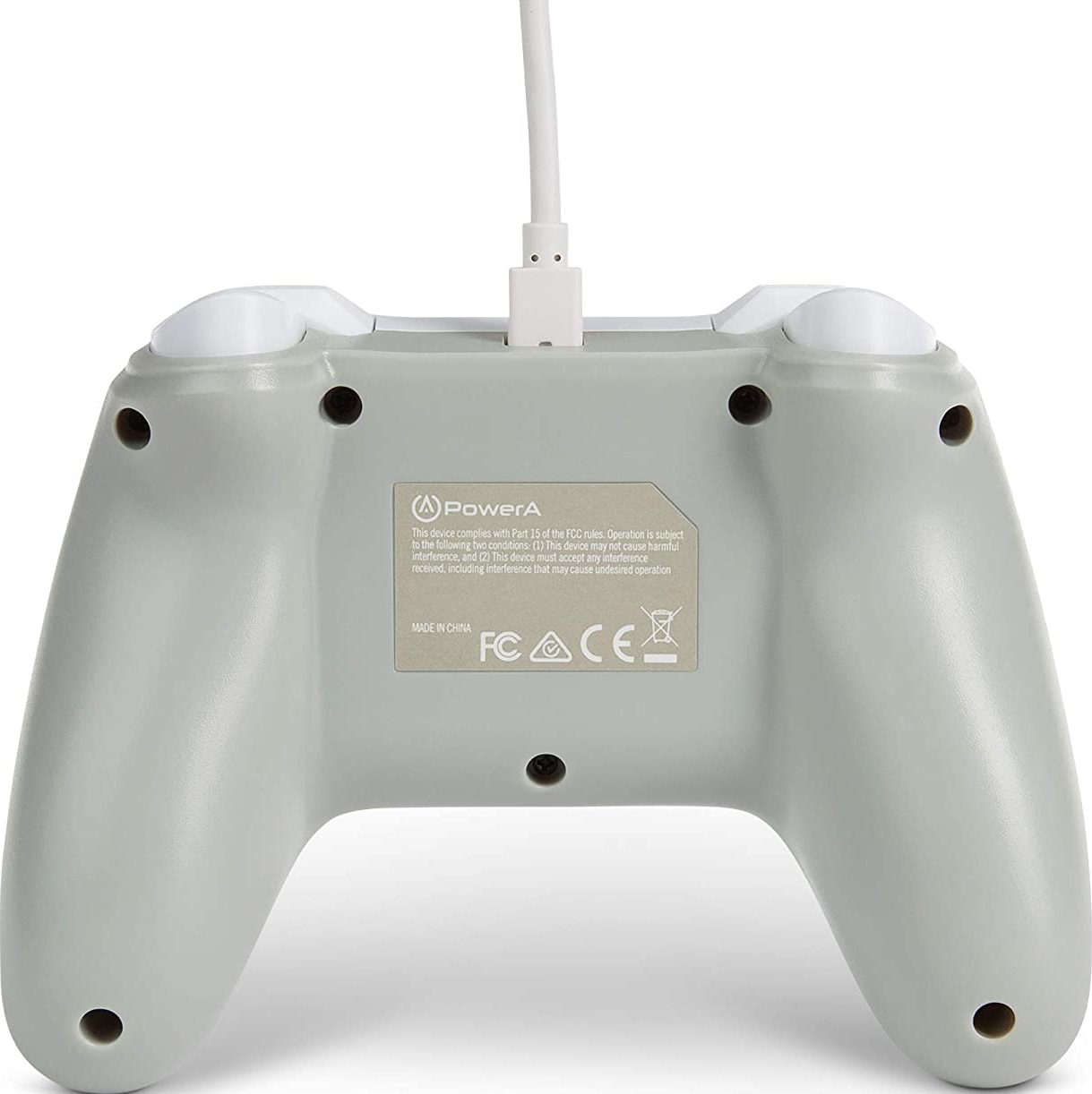 Die Rückseite eines grauen Gamecontrollers mit angeschlossenem Ladekabel.