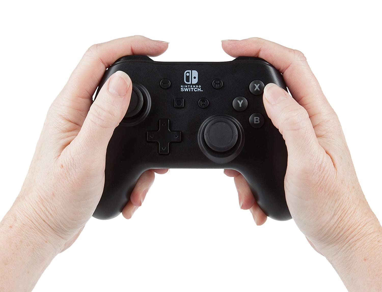 Controller nero Nintendo Switch tenuto da due mani.