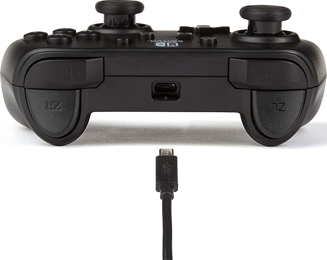 Controller nero con porta USB-C e cavo.