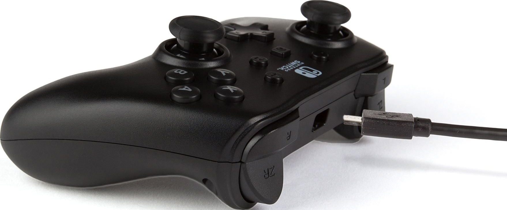 Controller nero Nintendo Switch con cavo USB-C collegato.