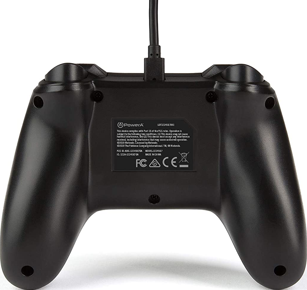 Vista posteriore di un controller nero cablato con etichetta di certificazione FCC.
