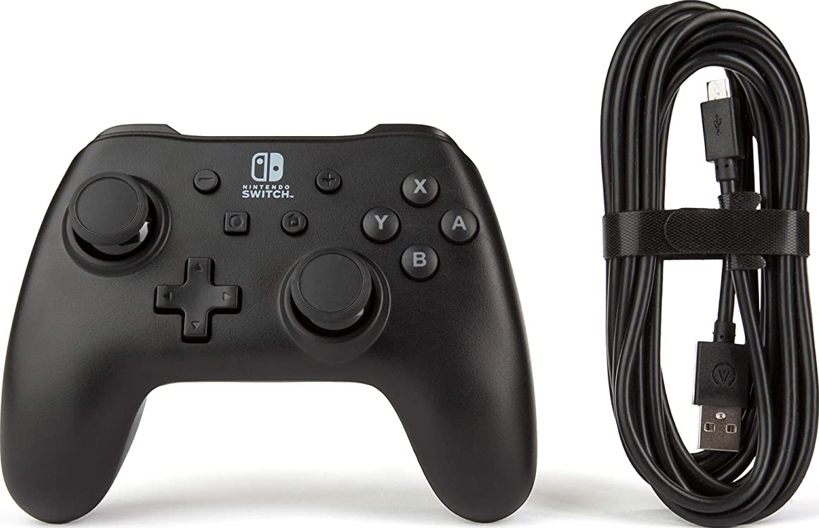 Controller Pro nero Nintendo Switch con cavo di ricarica.