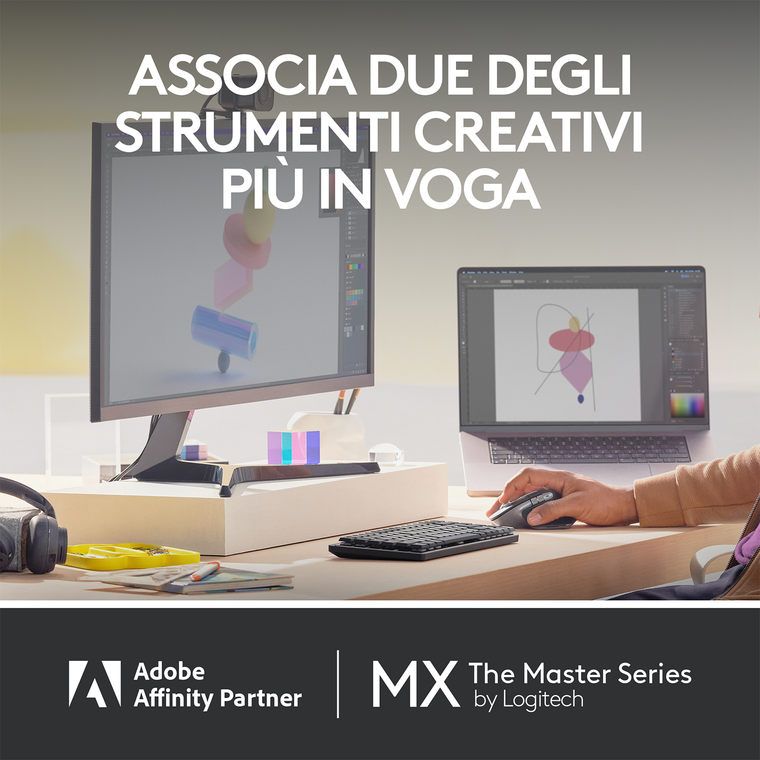 Una persona usa mouse, laptop e monitor. Testo in italiano: Associa due strumenti creativi.