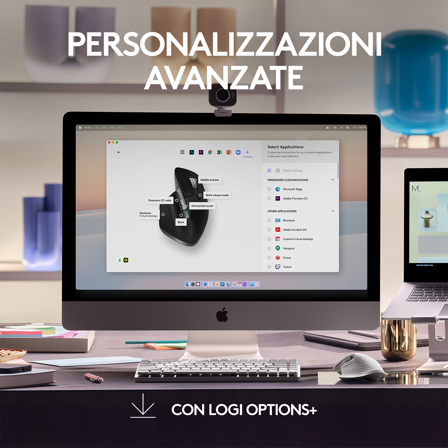 Configurazione scrivania con monitor, fotocamera, tastiera, mouse e interfaccia software.