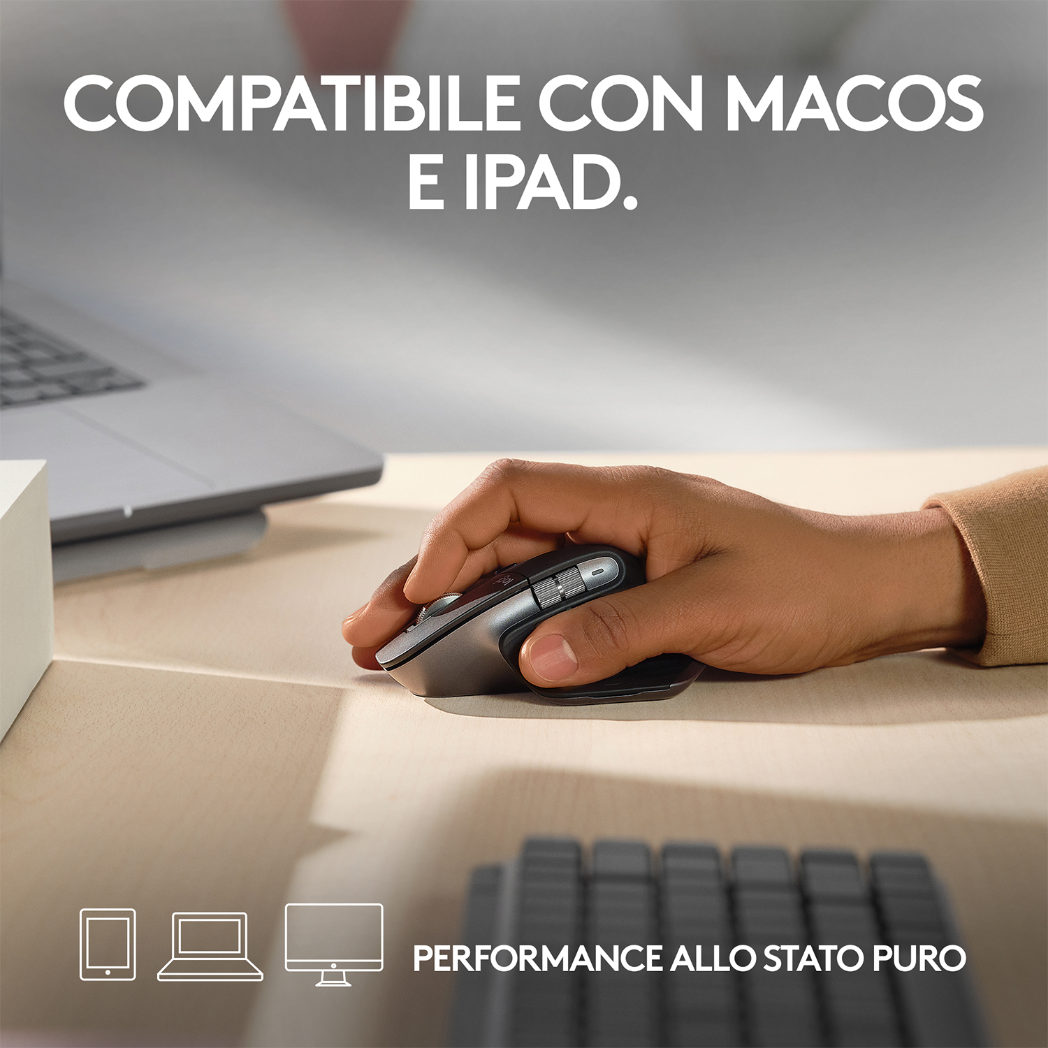 Una mano che usa un mouse. Il testo dice 'COMPATIBILE CON MACOS E IPAD.' e 'PERFORMANCE ALLO STATO PURO'.