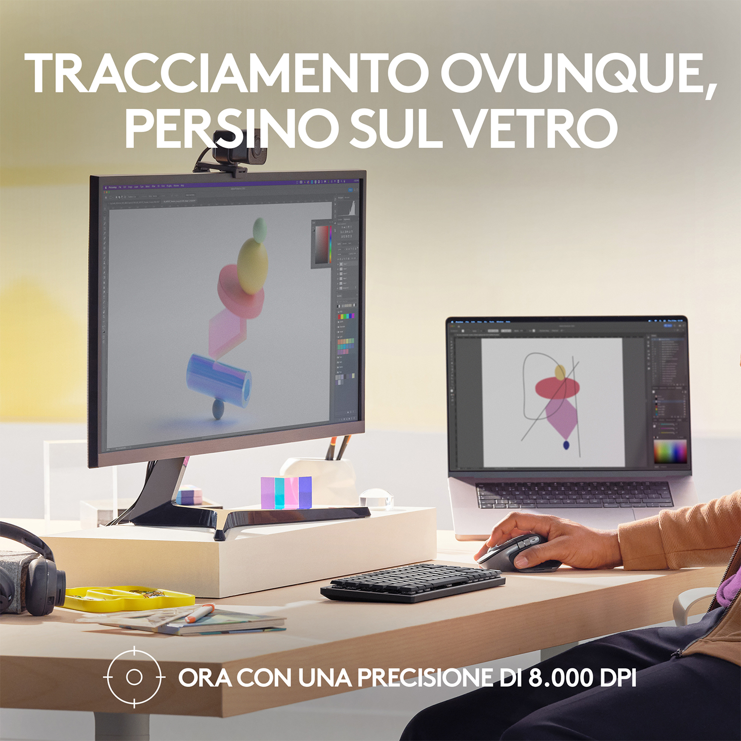 Un monitor e un laptop sono su una scrivania.