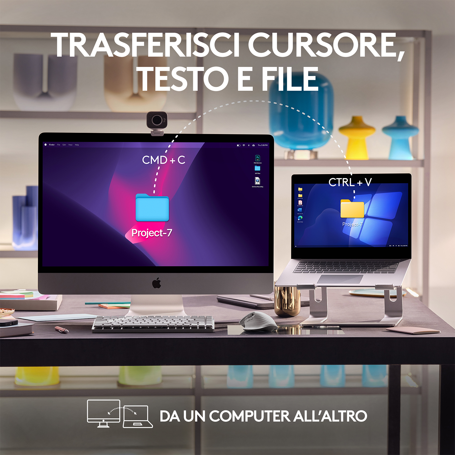 Un'impostazione del computer che trasferisce file tra due monitor.