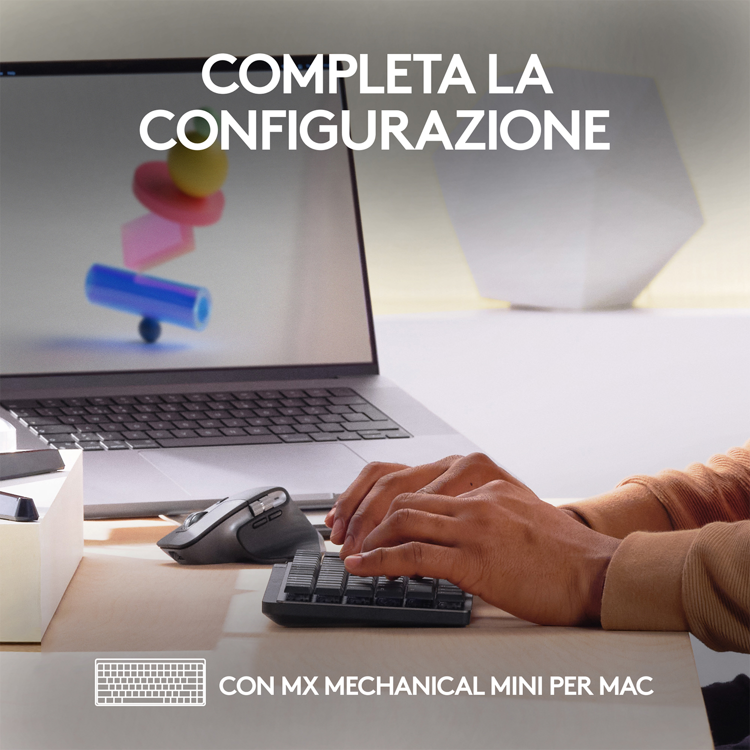 Mani che digitano su una tastiera con un mouse accanto, su una superficie di legno.