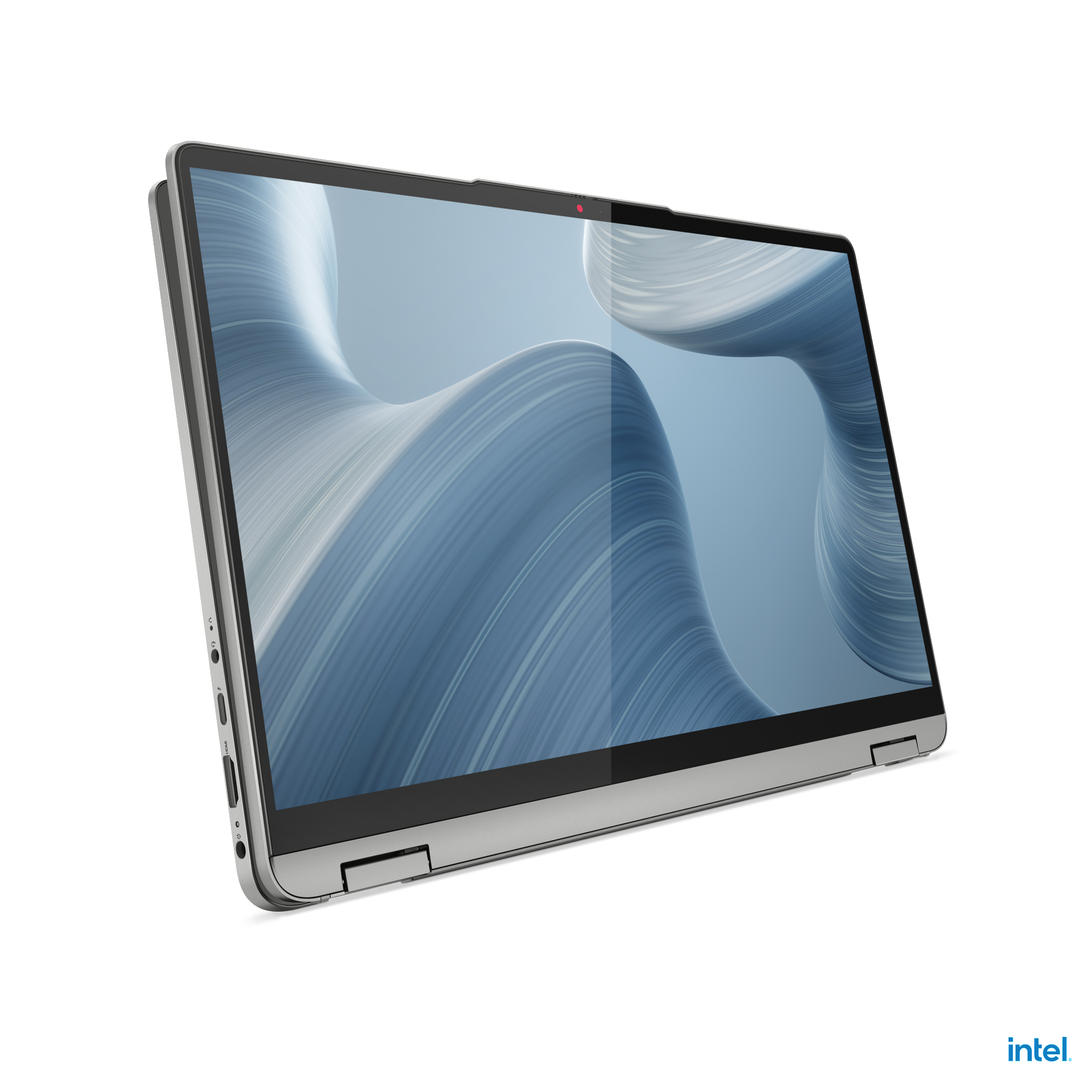 Ein Laptop ist geöffnet und angewinkelt, mit grauem Gehäuse und hellem Bildschirm.