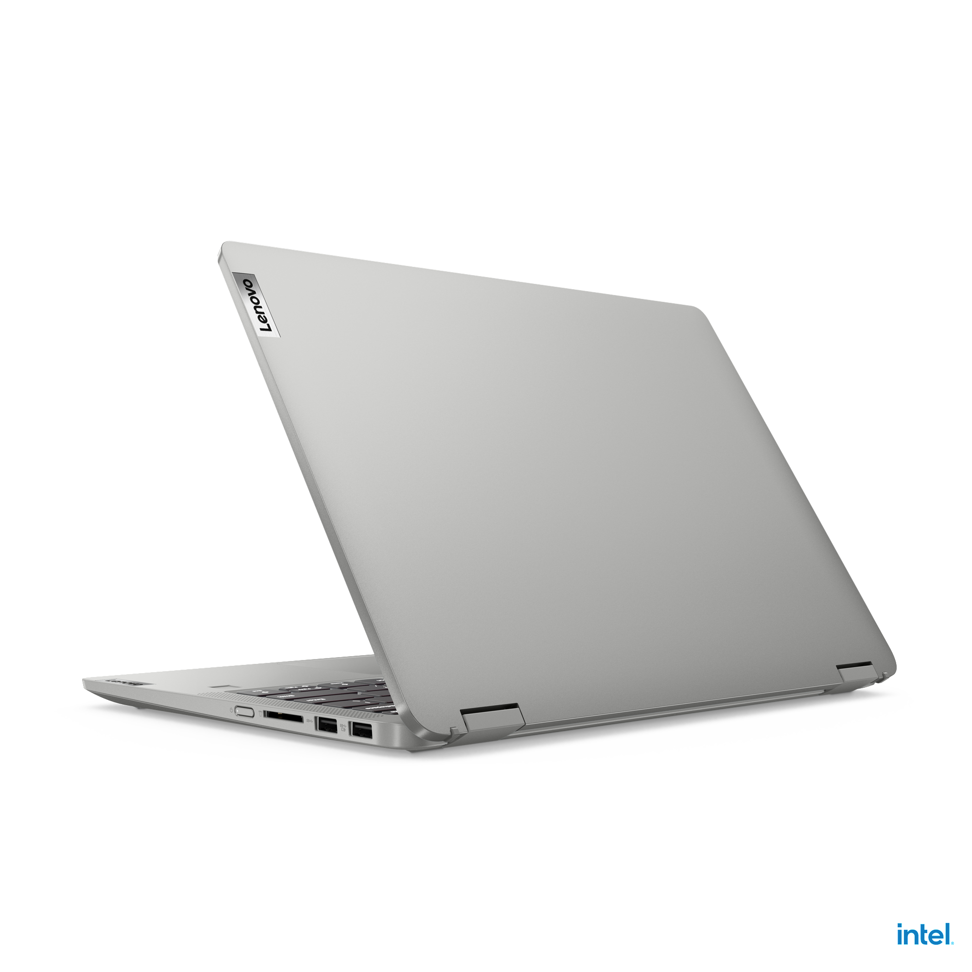 Silberner Laptop, geöffnet, zeigt Tastatur und Innenraum, zur Seite geneigt auf Weiß.
