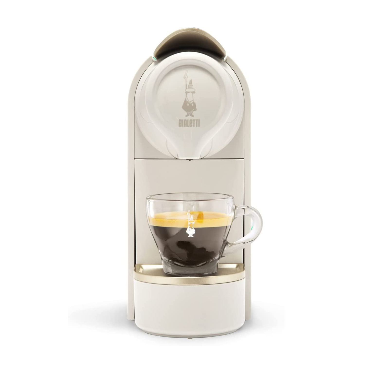 Una macchina da caffè Bialetti bianca e dorata con una tazza di vetro piena di caffè. Il logo è visibile sopra.
