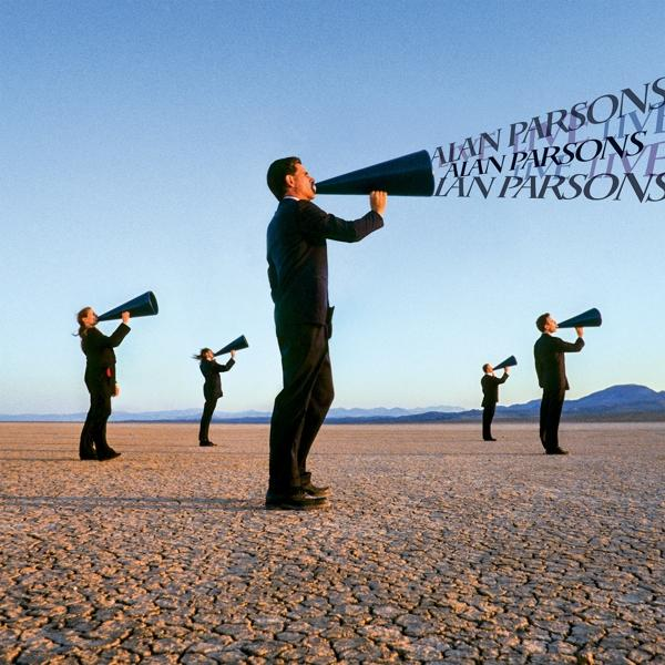 Öltönyös férfiak megafonba kiabálnak egy száraz, repedezett földön. A szöveg: 'ALAN PARSONS LIVE'.