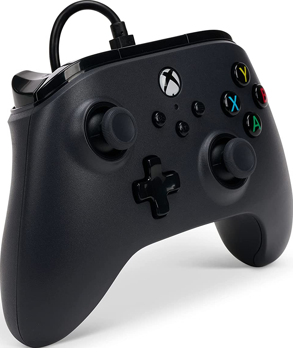 Manette Xbox noire avec boutons et joysticks, reliée à un câble.