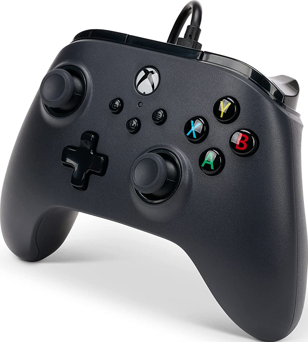 Manette Xbox noire avec boutons et joysticks colorés, avec un câble USB noir.