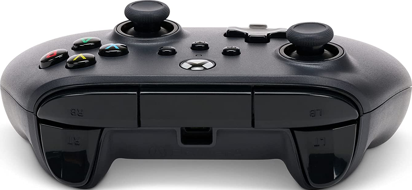 Manette Xbox noire avec boutons, joysticks et gâchettes. Le logo Xbox est au centre.
