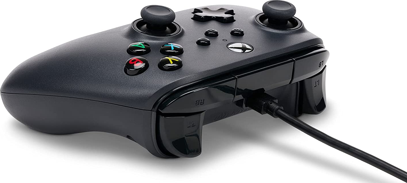 Une manette Xbox noire avec des boutons et un câble branché. Les boutons sont de couleurs différentes.