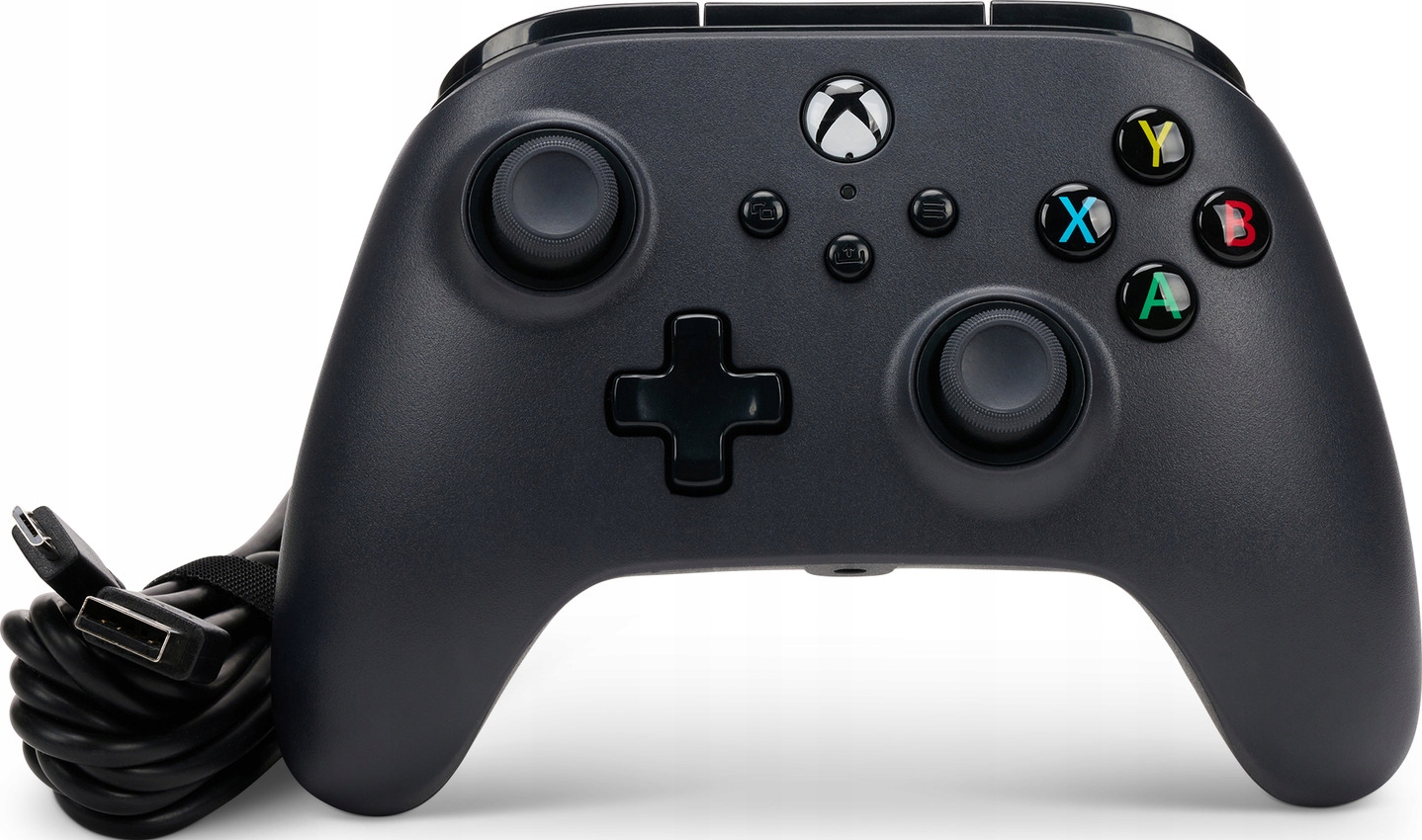 Manette Xbox noire avec boutons, joysticks et câble USB connecté.