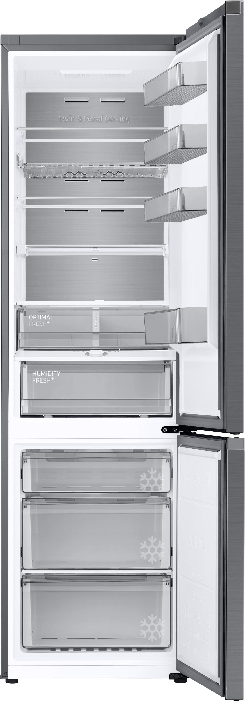 Ein Kühlschrank mit geöffneten Türen, Regale, Schubladen und Inhalt sichtbar.