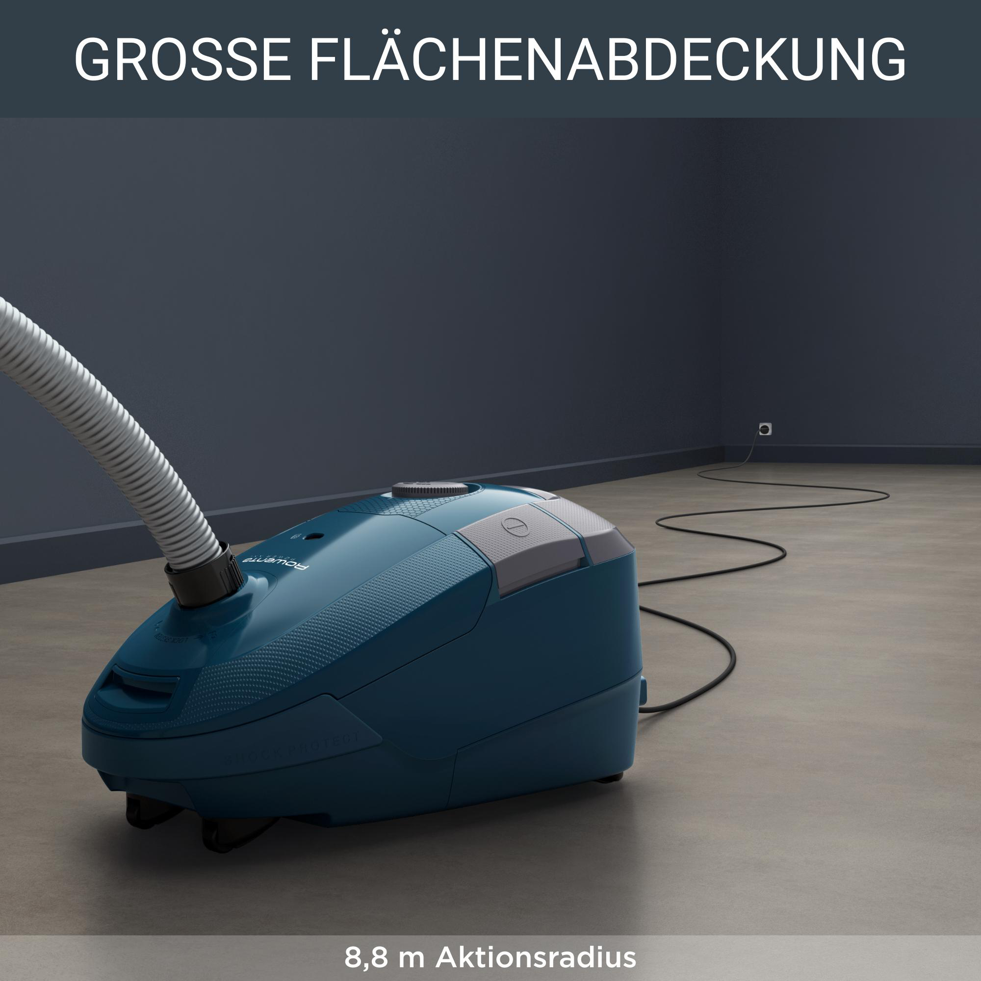 Blauer Staubsauger auf einem Boden, mit langem Schlauch und Text "8,8 m Aktionsradius".