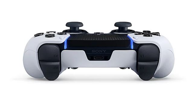Beyaz ve siyah bir PS5 kontrol cihazının arka görünümü.