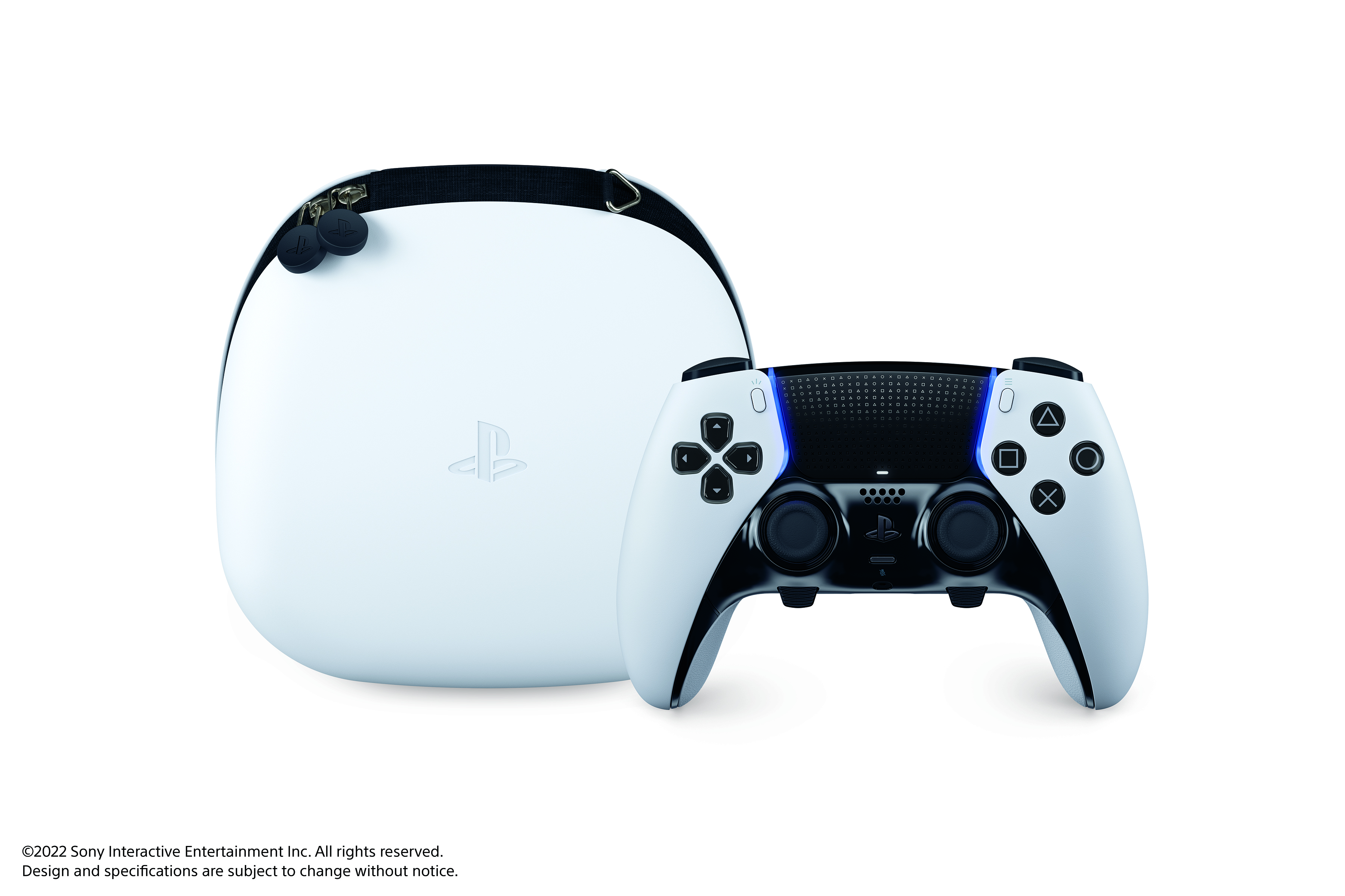 Beyaz PlayStation kontrolcüsü ve çantası beyaz arka planda. Kontrolcü siyah ve beyazdır.