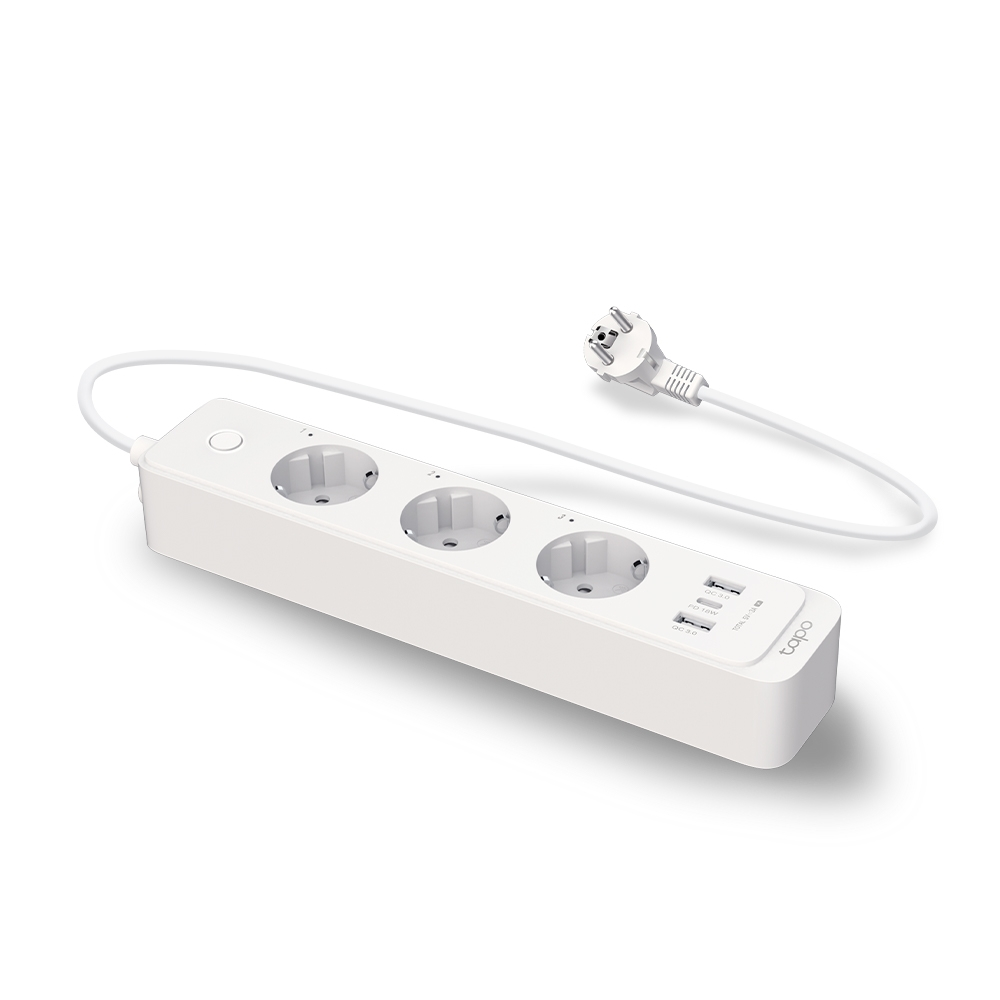 Beyaz priz uzatması, üç priz, iki USB portu ve beyaz fiş.