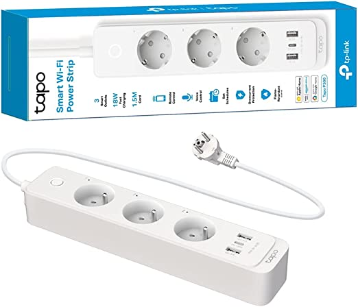 Üç priz, iki USB bağlantı noktası ve beyaz bir kabloya sahip beyaz priz.