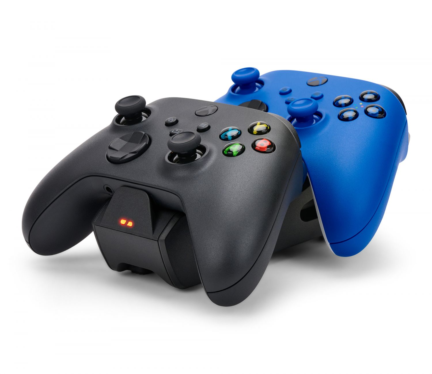 Zwei Gamecontroller, schwarz und blau, auf weißem Hintergrund.
