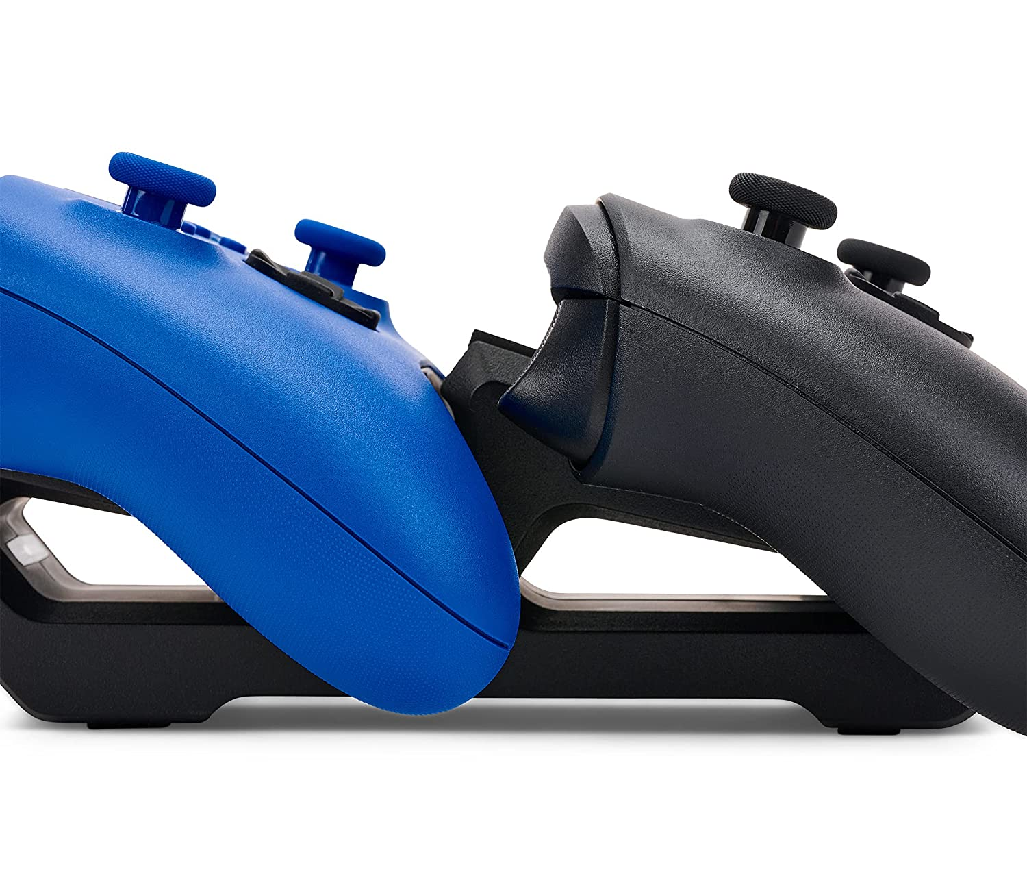 Zwei Gamecontroller, einer blau und einer schwarz, nebeneinander auf weißem Hintergrund.