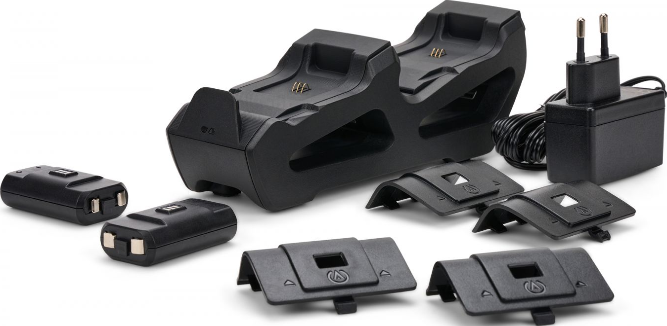 Schwarzes Gerät mit Ladeanschlüssen und Zubehör. Enthält Batterien, Ladestation und Adapter.