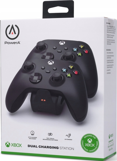 Eine Box mit zwei schwarzen Xbox-Controllern und einer Ladestation.